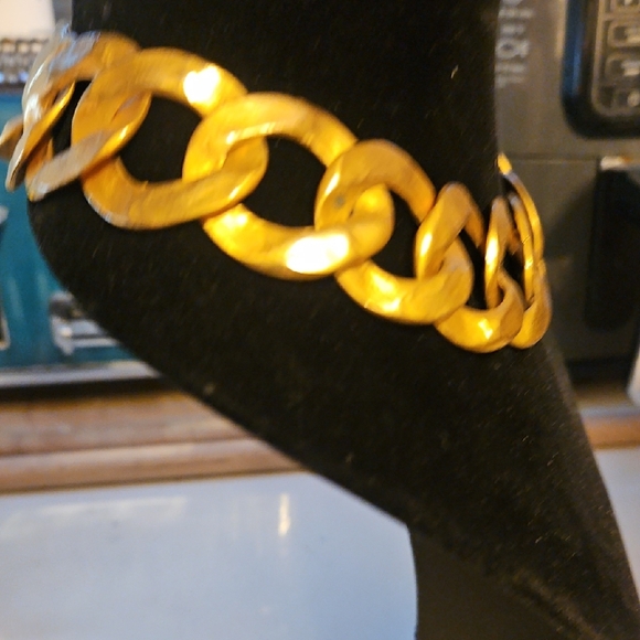 Kenneth Jay Lane Bold Gold Necklace - Picture 4 of 9